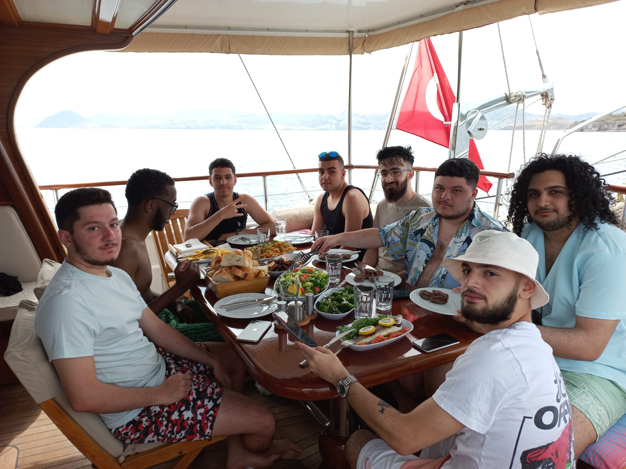 Arkadaşlar yemekte